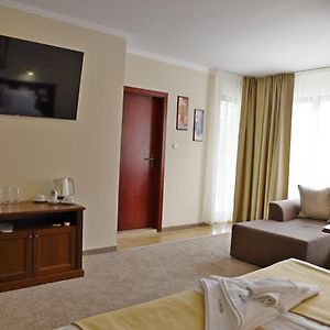 Zimmer mit Kingsize-Bett