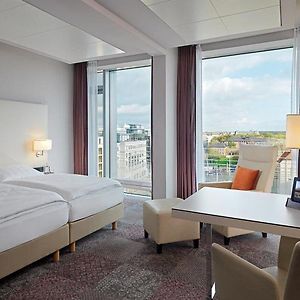 Zimmer mit Kingsize-Bett