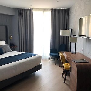 Zimmer mit Kingsize-Bett