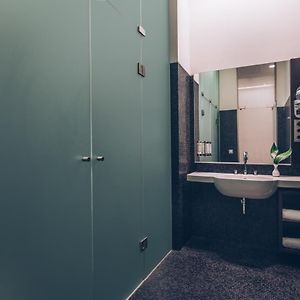 Zimmer mit Queensize-Bett im Atrium