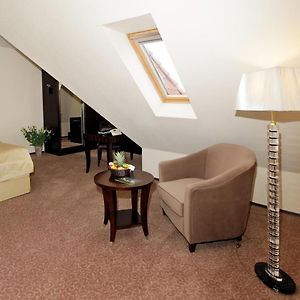 Großes Zimmer mit Kingsize-Bett