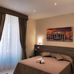 Zimmer mit Kingsize-Bett