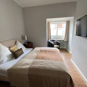 Zimmer mit Kingsize-Bett