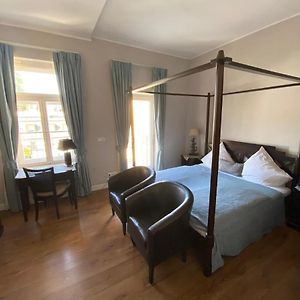 Zimmer mit Kingsize-Bett