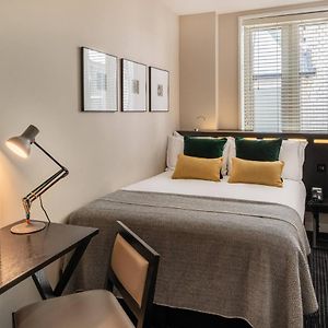Kleines Zimmer mit Kingsize-Bett