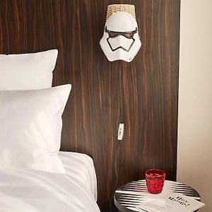 Großes Zimmer mit Kingsize-Bett