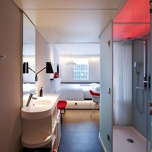 Zimmer mit Kingsize-Bett