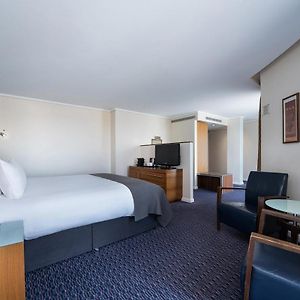 Zimmer mit Kingsize-Bett