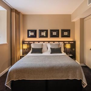 Zimmer mit Kingsize-Bett