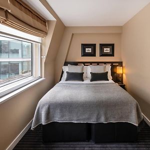 Kleines Zimmer mit Kingsize-Bett