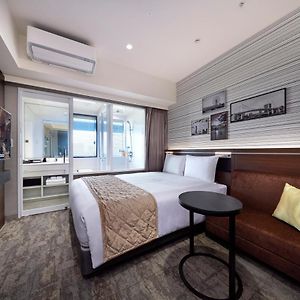 Moderate Zimmer mit Kingsize-Bett