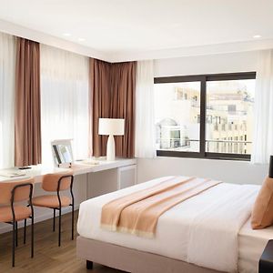 Zimmer mit Kingsize-Bett auf dem Dach