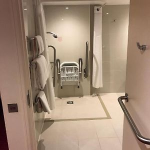 Standard Zimmer mit Kingsize-Bett für Gäste mit Behinderungen