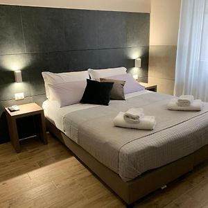 Zimmer mit Kingsize-Bett