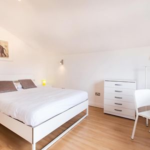 Zimmer mit Kingsize-Bett