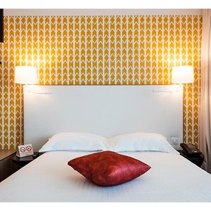 Zimmer mit Kingsize-Bett
