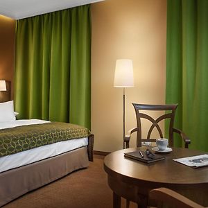 Zimmer mit Kingsize-Bett
