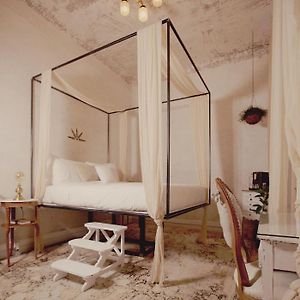 Zimmer mit Kingsize-Bett