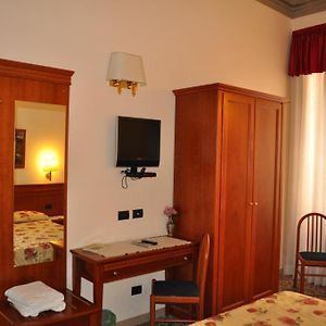 Zimmer mit Kingsize-Bett