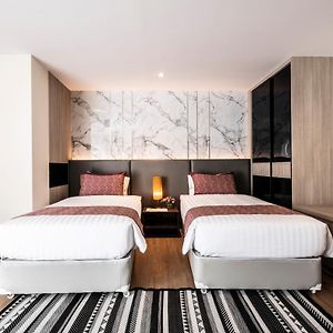 Großes Zimmer mit zwei Einzelbetten