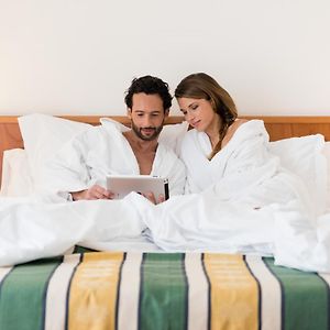 Zimmer mit Kingsize-Bett