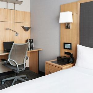 Kleines Zimmer mit Queensize-Bett