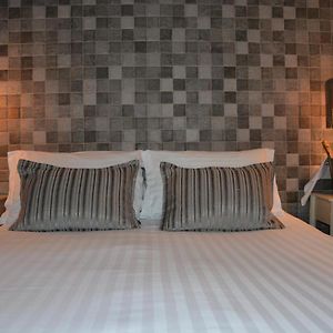 Zimmer mit Kingsize-Bett