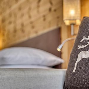 Großes Zimmer mit Kingsize-Bett