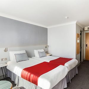 Zimmer mit zwei Einzelbetten für Gäste mit Behinderungen