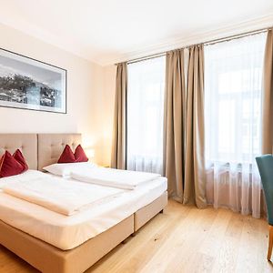 Zimmer mit Kingsize-Bett