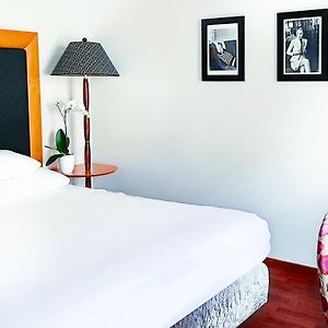 Zimmer mit Kingsize-Bett