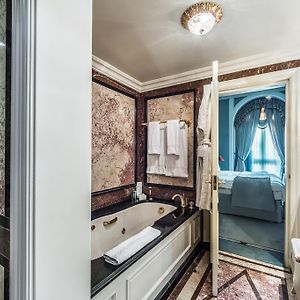 Deluxe Zimmer mit Kingsize-Bett