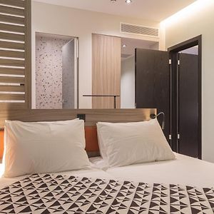 Zimmer mit Kingsize-Bett