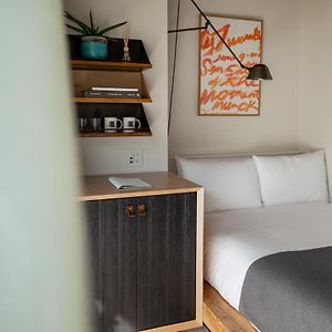 Zimmer mit Kingsize-Bett