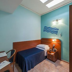 Zimmer mit Kingsize-Bett