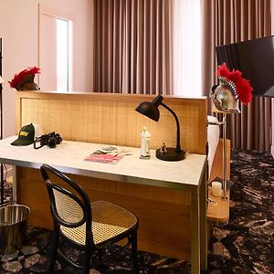 Mittelgroßes Zimmer mit Kingsize-Bett