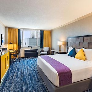 Zimmer mit Kingsize-Bett für Gäste mit Behinderungen