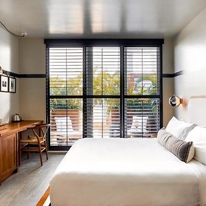 Zimmer mit Kingsize-Bett auf dem Dach