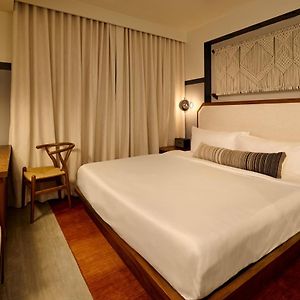 Gemütliches Zimmer mit Kingsize-Bett
