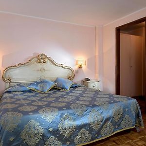 Zimmer mit Kingsize-Bett im Nebengebäude