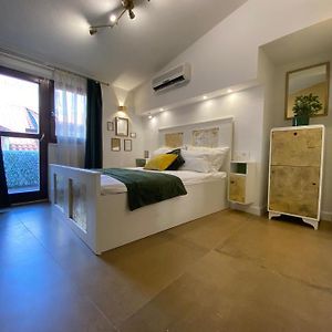 Zimmer mit Kingsize-Bett im Nebengebäude