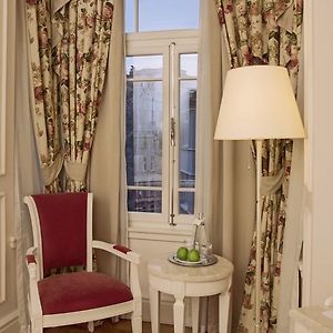 Eck-Zimmer mit Kingsize-Bett