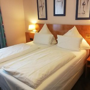Zimmer mit Kingsize-Bett