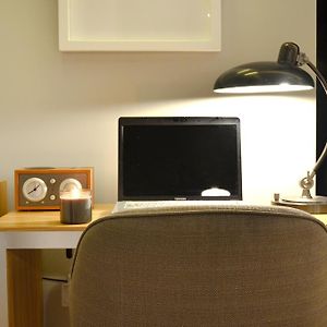 Kleines Zimmer mit Kingsize-Bett