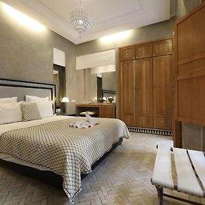 Zimmer mit Kingsize-Bett