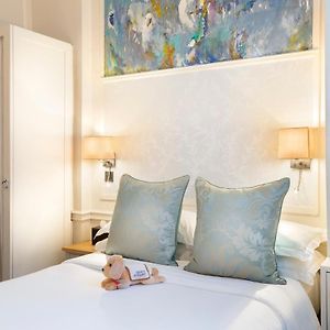 Kleines Zimmer mit Kingsize-Bett