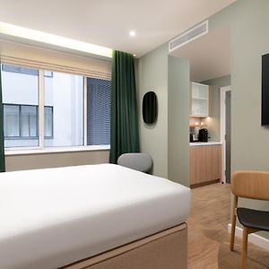 Zimmer mit Kingsize-Bett