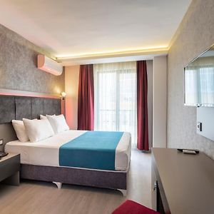 Großes Zimmer mit Kingsize-Bett