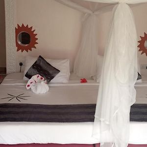 Zimmer mit Kingsize-Bett