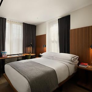 Eck-Zimmer mit Queensize-Bett